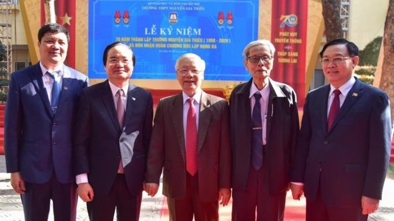 Tổng Bí thư, Chủ tịch nước Nguyễn Phú Trọng gặp lại thầy giáo chủ nhiệm (người đứng thứ 2 từ phải sang) tại Lễ kỷ niệm.