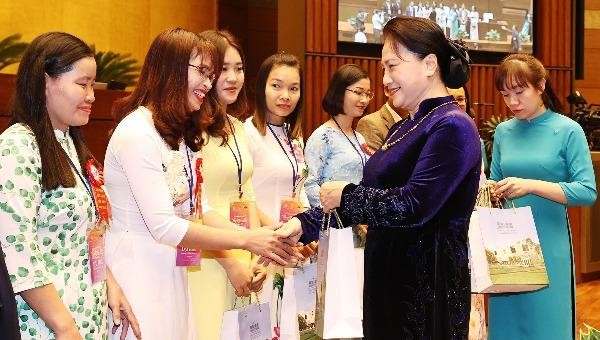 Chủ tịch Quốc hội Nguyễn Thị Kim Ngân tặng quà các giáo viên, nhà quản lý giáo dục tiêu biểu tại buổi gặp mặt.