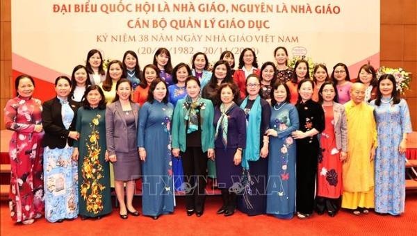 Chủ tịch Quốc hội Nguyễn Thị Kim Ngân với các nữ đại biểu tại buổi gặp mặt.
