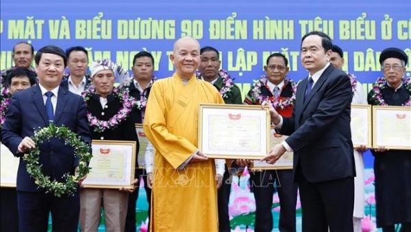 Chủ tịch Uỷ ban Trung ương MTTQ Việt Nam Trần Thanh Mẫn tặng Bằng khen biểu dương các điển hình tiêu biểu.
