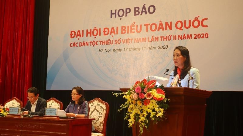 Thứ trưởng, Phó Chủ nhiệm UBDT Hoàng Thị Hạnh phát biểu tại buổi họp báo.