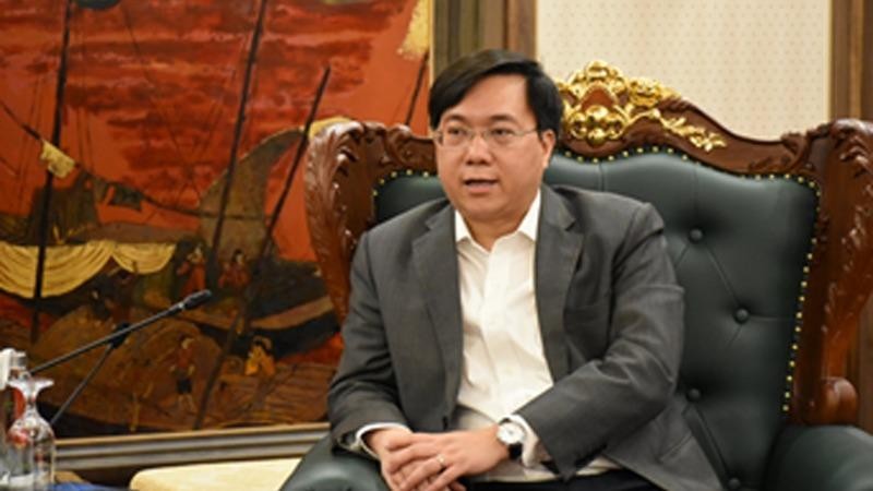 Thứ trưởng Bộ KH&ĐT Trần Duy Đông trả lời phỏng vấn báo chí.