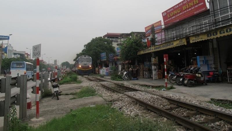Hà Nội còn tồn tại hơn 360 lối đi tự mở, nhiều điểm tái vi phạm hành lang đường sắt, đe dọa an toàn giao thông.