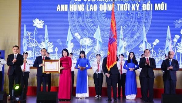 ĐHQG TP Hồ Chí Minh vinh dự đón nhận Danh hiệu Anh hùng Lao động thời kỳ đổi mới.