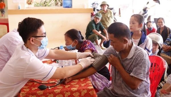Đoàn công tác Bệnh viện Da liễu Trung ương đã khám và cấp phát thuốc miễn phí cho người dân khó khăn tỉnh Quảng Bình và Hà Tĩnh.