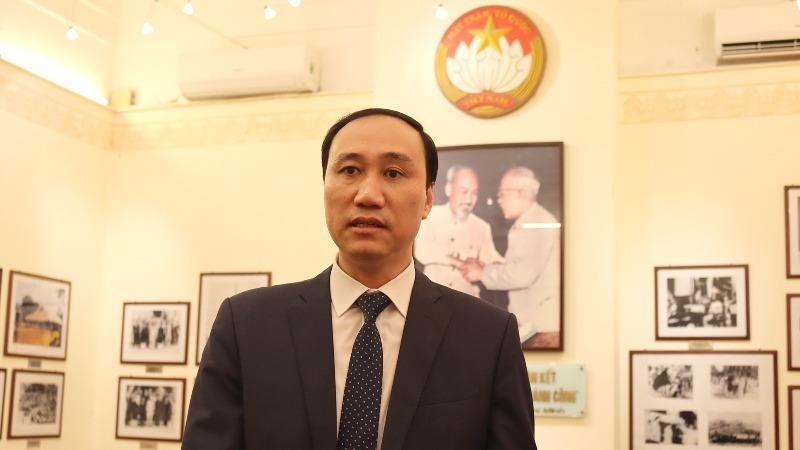 Phó Chủ tịch UBTW MTTQ Việt Nam Phùng Khánh Tài trả lời phỏng vấn báo chí.