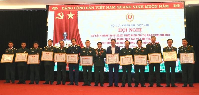 Phó Chủ tịch Hội CCB Việt Nam, Trung tướng Nguyễn Song Phi trao Bằng khen cho các tập thể, cá nhân có thành xuất sắc trong “Đẩy mạnh học tập và làm theo tư tưởng, đạo đức, phong cách Hồ Chí Minh”, giai đoạn 2016-2020.