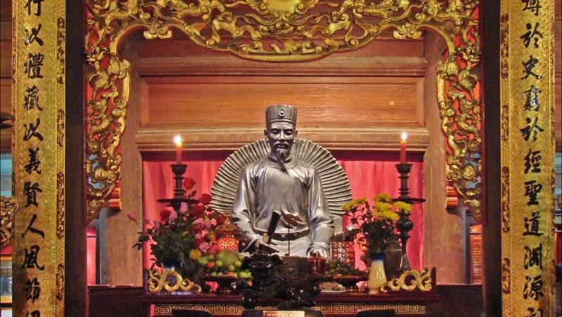 Tượng Chu Văn An thờ tại Văn Miếu.