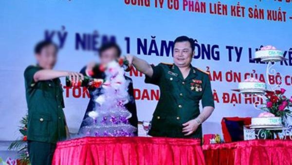 Lê Xuân Giang trong lễ kỷ niệm một năm hoạt động của công ty.