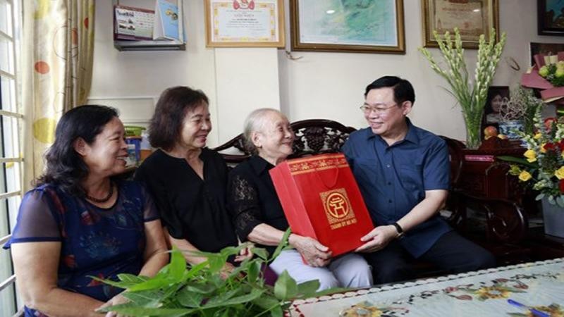Bí thư Thành ủy Hà Nội thăm và tặng quà cụ Doãn Thị Ngọc Trâm (mẹ liệt sĩ Đặng Thuỳ Trâm).