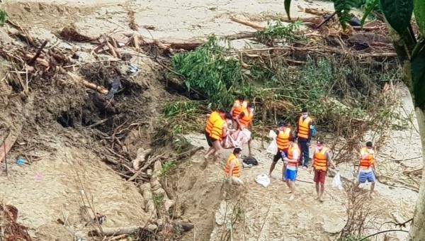 Lực lượng chức năng đưa thi thể nạn nhân nghi mất tích do sạt lở núi ở Trà Leng lên bờ sau khi tìm thấy trước đó. Ảnh Thanh Niên.