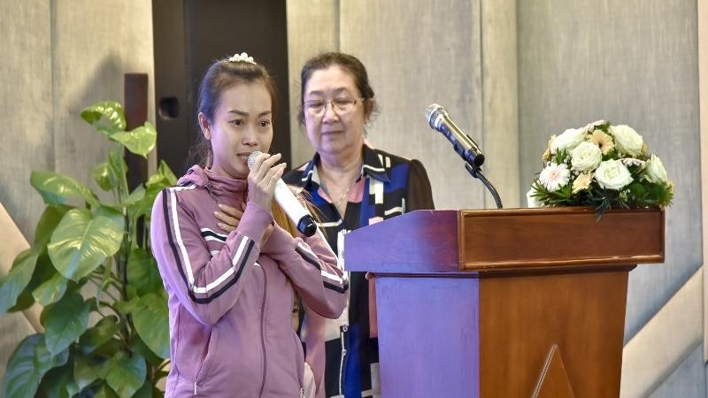 Chị Phan Thị Hồng Nhung chia sẻ niềm vui được nhận giấy khai sinh.