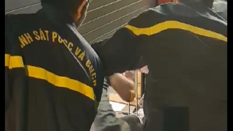 Cảnh sát giải cứu 5 người bị kẹt trong cửa hàng túi xách.