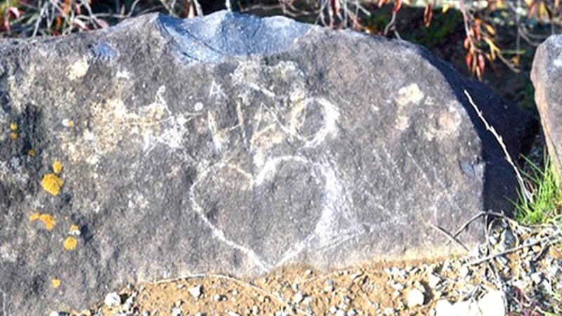 Giới chức Nhật Bản ráo riết tìm thủ phạm khắc chữ A.HÀO cùng hai ký hiệu hình ngôi sao và trái tim trên một phiến đá di tích thành cổ Yonago, tỉnh Tottori (Nhật Bản).