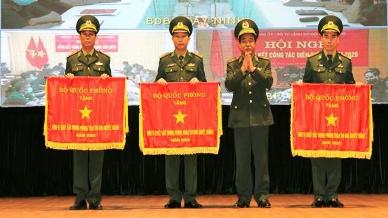 Thừa ủy quyền của Bộ trưởng Bộ Quốc phòng, Thiếu tướng Lê Đức Thái trao tặng Cờ Thi đua của Bộ Quốc phòng cho các tập thể có thành tích xuất sắc trong năm 2020.