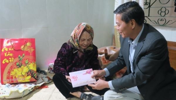 Chủ tịch UBND thành phố Nguyễn Văn Tùng tặng quà Bà mẹ Việt Nam anh hùng Nguyễn Thị Dắng tại quận Kiến An.