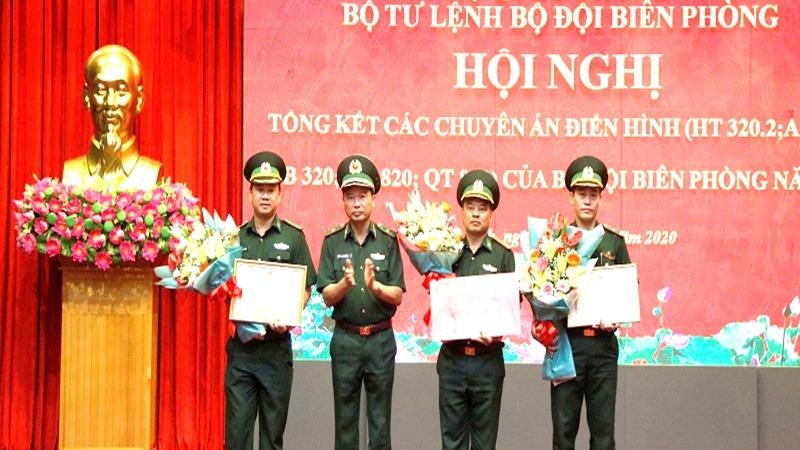 Bộ Tư lệnh Bộ đội Biên phòng và UBND tỉnh Hà Tĩnh trao Bằng khen và phần thưởng cho các tập thể, cá nhân có thành tích xuất sắc trong đấu tranh các chuyên án điển hình.