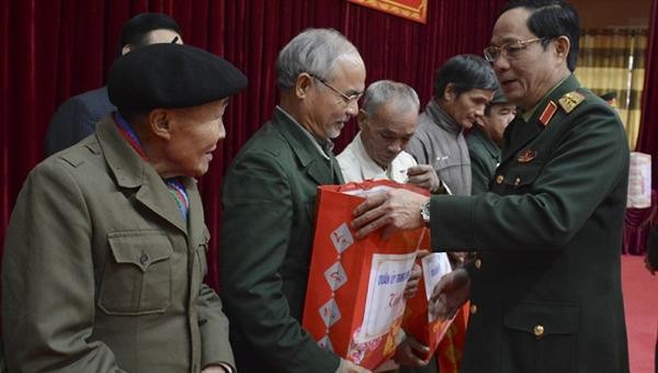 Thượng tướng Trần Quang Phương trao quà của Quân ủy Trung ương tặng các gia đình chính sách, người có công với cách mạng huyện Vị Xuyên (Hà Giang).