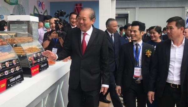 Phó Thủ tướng Trương Hòa Bình tham quan các gian hàng tại Hội nghị xúc tiến đầu tư tỉnh Bình Phước.