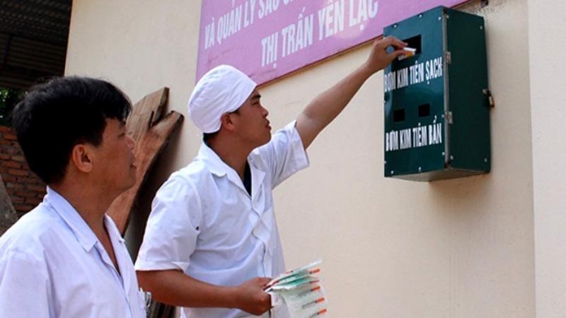 Hỗ trợ bơm kim tiêm sạch miễn phí tại Điểm tư vấn, chăm sóc, hỗ trợ điều trị nghiện và quản lý sau cai nghiện cộng đồng thị trấn Yên Lạc (huyện Yên Lạc, tỉnh Vĩnh Phúc).