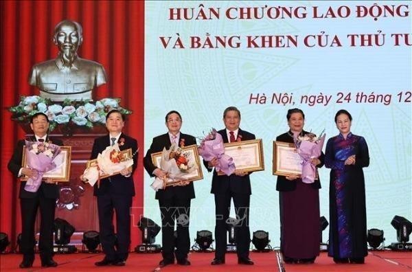 Chủ tịch Quốc hội Nguyễn Thị Kim Ngân trao Huân chương Lao động hạng Nhất tặng các cá nhân.