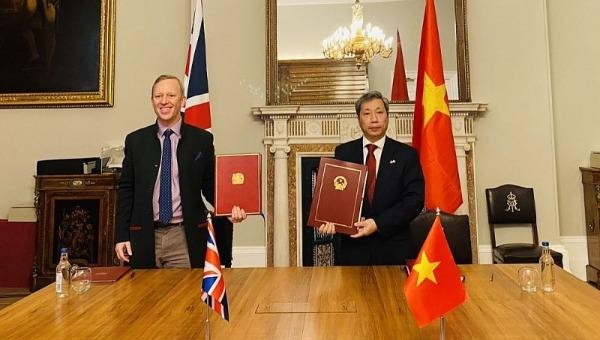 Đại sứ Anh tại Việt Nam Gareth Ward và Đại sứ Việt Nam tại Anh Trần Ngọc An được ủy quyền đại diện Chính phủ hai nước chính thức ký kết Hiệp định Thương mại tự do Việt Nam-Anh (UKVFTA) tại London, Vương quốc Anh.