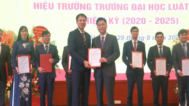 Bộ trưởng Bộ Tư pháp Lê Thành Long trao Quyết định công nhận Hiệu trưởng Trường Đại học Luật Hà Nội đối với Tiến sĩ Đoàn Trung Kiên. 