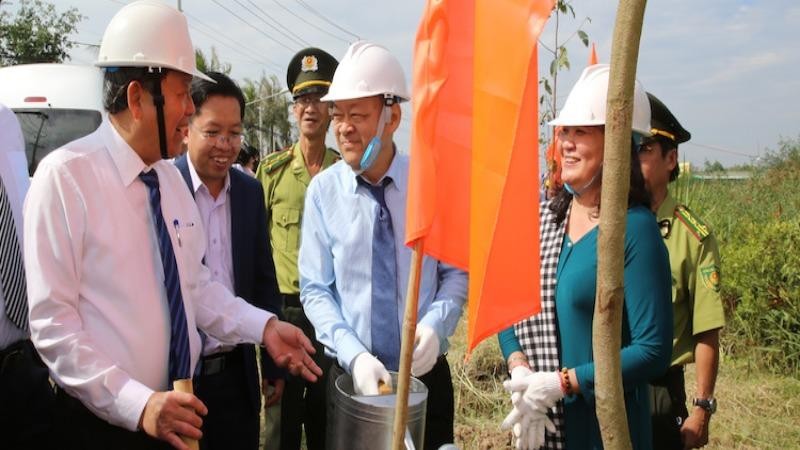 Phó Thủ tướng Thường trực Chính phủ Trương Hòa Bình trao đổi với ông Đặng Đức Thành - Chủ tịch Quỹ Tấm lòng vàng tại Lễ phát động đồng 10 triệu cây xanh.
