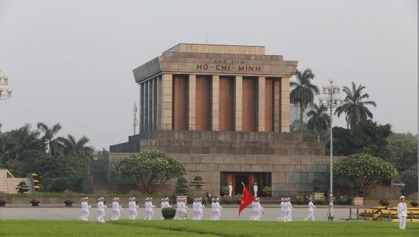 Lễ thượng cờ, chào cờ trước Lăng Chủ tịch Hồ Chí Minh.