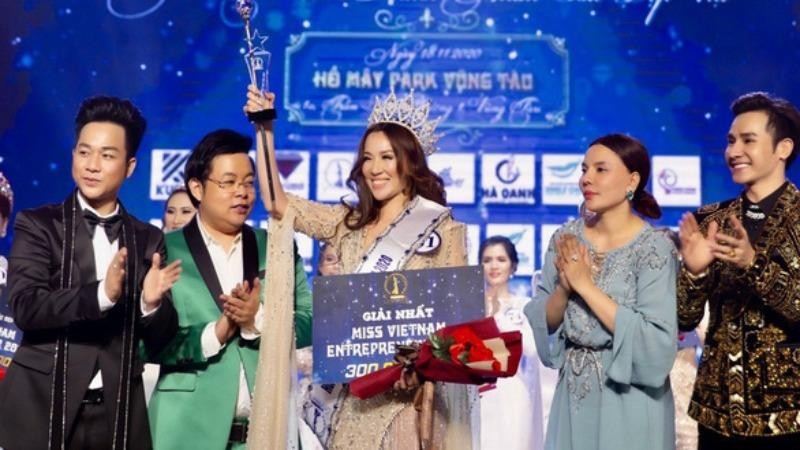 Tân hoa hậu cuộc thi “Hoa hậu Doanh nhân sắc đẹp Việt 2020” vừa tố BTC có dấu hiệu lừa đảo.