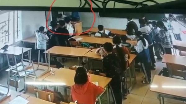 Hình ảnh phụ huynh xông vào trường đánh nam sinh ở Điện Biên được camera ghi lại.