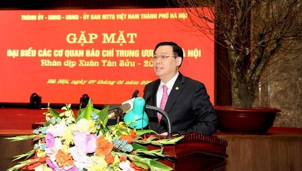 Ủy viên Bộ Chính trị, Bí thư Thành ủy Hà Nội Vương Đình Huệ phát biểu  tại buổi gặp mặt báo chí.