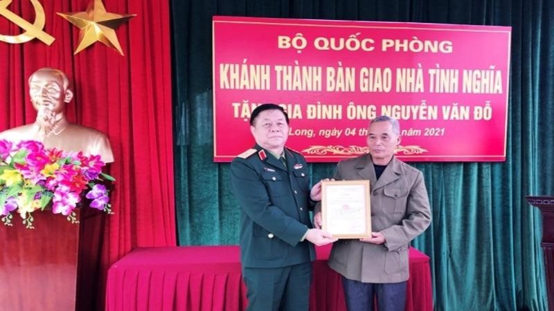 Thượng tướng Nguyễn Trọng Nghĩa trao tặng Nhà tình nghĩa của Bộ Quốc phòng cho gia đình chính sách ở Thanh Hóa.