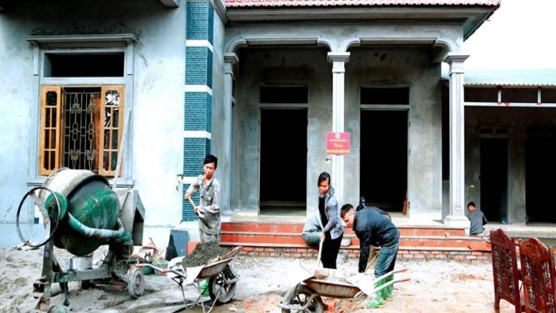Ngôi nhà chữ thập đỏ của gia đình anh Nguyễn Văn Liền, xã Đồng Văn, huyện Yên Lạc Vĩnh Phúc đang được gấp rút hoàn thiện để đón Tết.