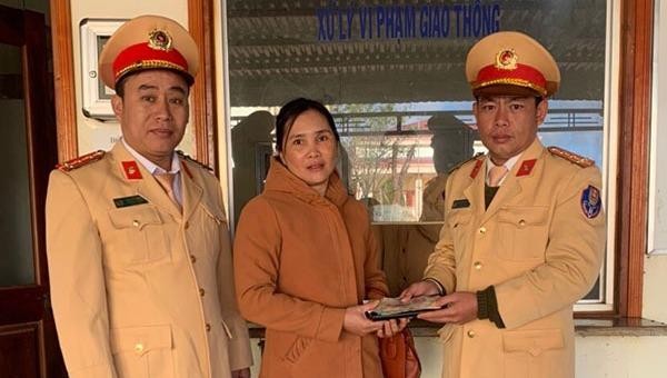 Đội CSGT Công an huyện Tuy Đức trao trả tài sản cho chị Lưu Thị Thảo.