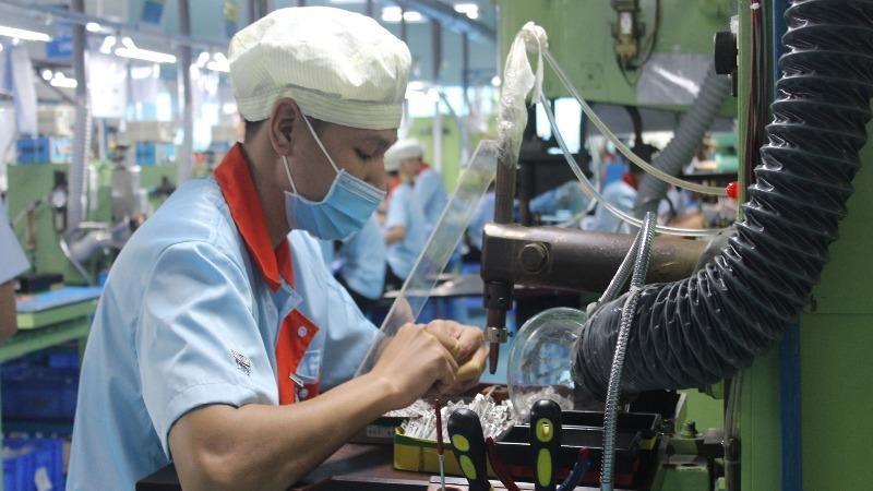 Công nhân sản xuất linh kiện điện tử xuất khẩu tại KCN Nhơn Trạch.