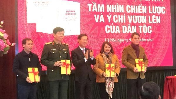 Ông Võ Văn Thưởng, Ủy viên Bộ Chính trị, Bí thư Trung ương Đảng, Trưởng Ban Tuyên giáo Trung ương trao tặng sách cho các đơn vị.