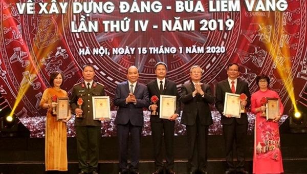 Thủ tướng Nguyễn Xuân Phúc và đồng chí Trần Quốc Vượng, Ủy viên Bộ Chính trị, Thường trực Ban Bí thư trao giải A cho tác giả và nhóm tác giả đoạt giải Báo chí toàn quốc về xây dựng Đảng lần thứ IV.