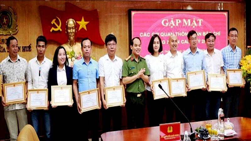 Làm tốt công tác tuyên truyền nên VP Báo PLVN khu vực Bình Trị Thiên liên tục được Công an tỉnh Thừa Thiên - Huế tặng giấy khen.