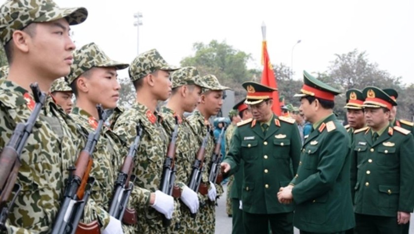 Thượng tướng Phan Văn Giang kiểm tra công tác sẵn sàng chiến đấu tại Bộ Tư lệnh Thủ đô Hà Nội.