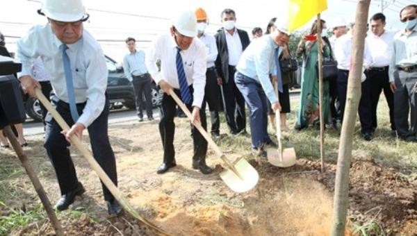 Phó Thủ tướng Thường trực Chính phủ Trương Hòa Bình cùng các đại biểu trồng những cây xanh đầu tiên trong Đề án trồng 10 triệu cây xanh tỉnh Bến Tre.