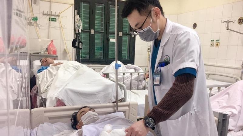 Bệnh nhân bị thương nặng do chế tạo pháo được điều trị tại Bệnh viện Việt Đức.