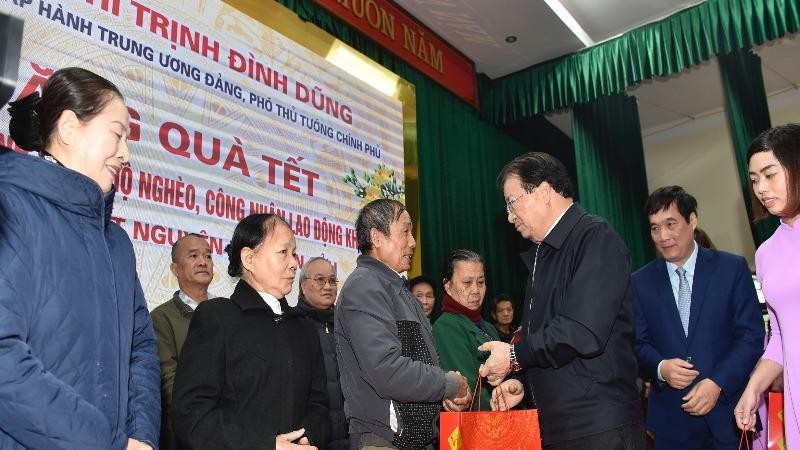 Phó Thủ tướng Trịnh Đình Dũng tặng quà cho hộ nghèo, gia đình chính sách.