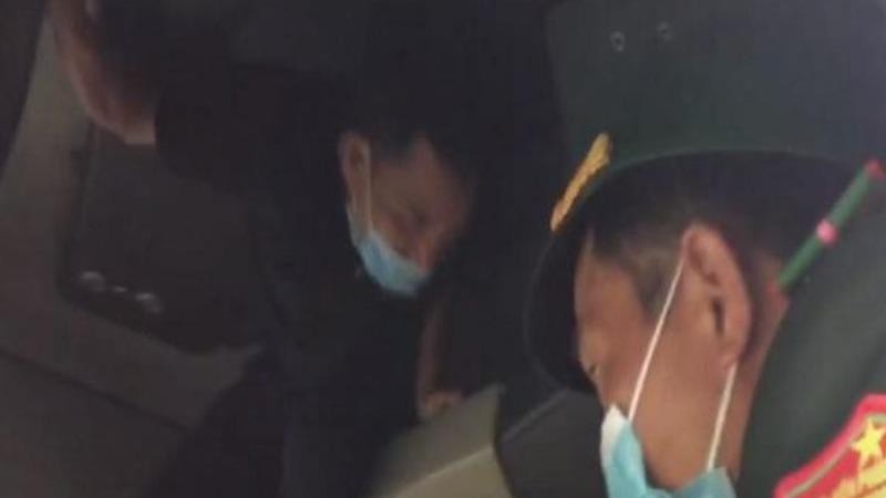 Nguyễn Văn Hiền trốn trên trần cabin xe tải nhằm trốn cách ly y tế.