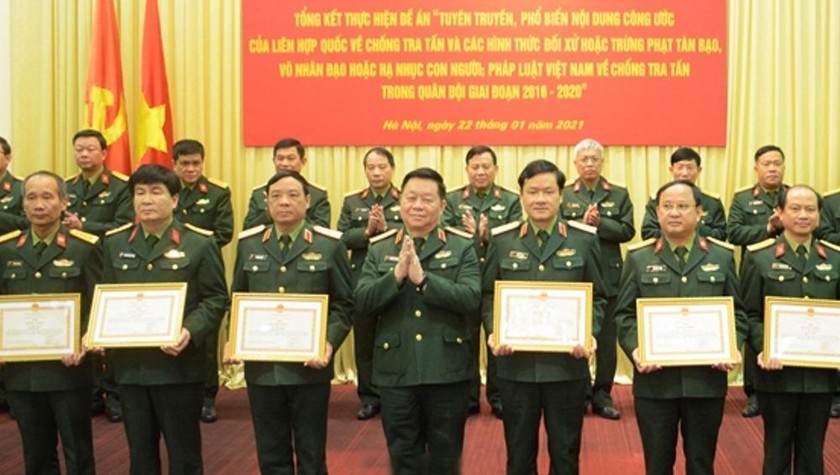 Thượng tướng Nguyễn Trọng Nghĩa trao bằng khen của Bộ Quốc phòng tặng các tập thể, cá nhân có thành tích xuất sắc trong thực hiện Đề án. 