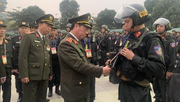 Thứ trưởng Bùi Văn Nam kiểm tra việc triển khai lực lượng, phương tiện, thiết bị bảo đảm ANTT Đại hội của Công an các đơn vị.