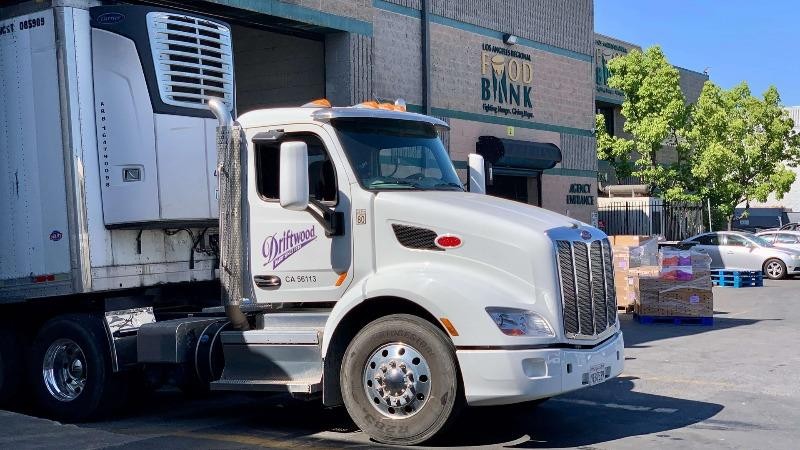 Xe của Nhà máy Driftwood vận chuyển sữa đến trụ sở của Food Bank tại khu vực Los Angeles.