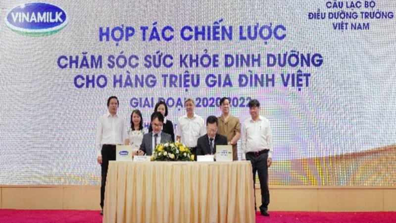 Ông Phan Minh Tiên (trái) và ông Hoàng Văn Thành đại diện ký kết hợp tác chiến lược giữa Vinamilk và CLB Điều dưỡng trưởng Việt Nam giai đoạn 2020-2022.