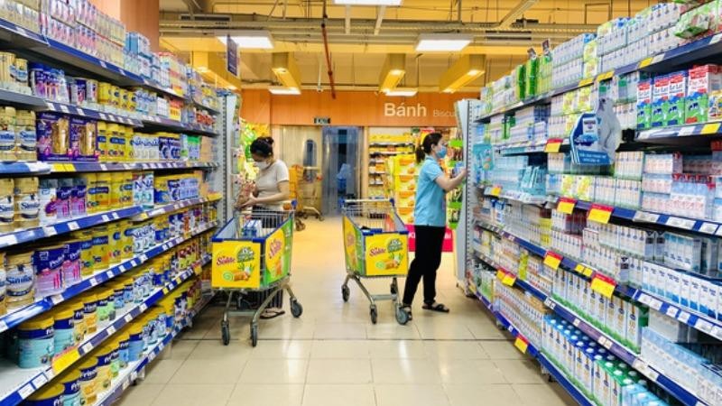 Khách mua sắm tại quầy sữa ở siêu thị Co.op Mart - Ảnh: BÔNG MAI