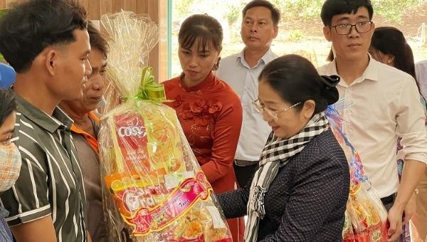 UBMTQ Việt Nam TP Hồ Chí Minh tặng quà cho người dân có hoàn cảnh khó khăn dịp Tết Nguyên đán Tân Sửu 2021.